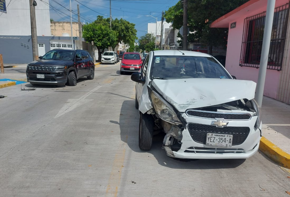 Aparatoso accidente en fraccionamiento Reforma de Veracruz deja a una mujer lesionada