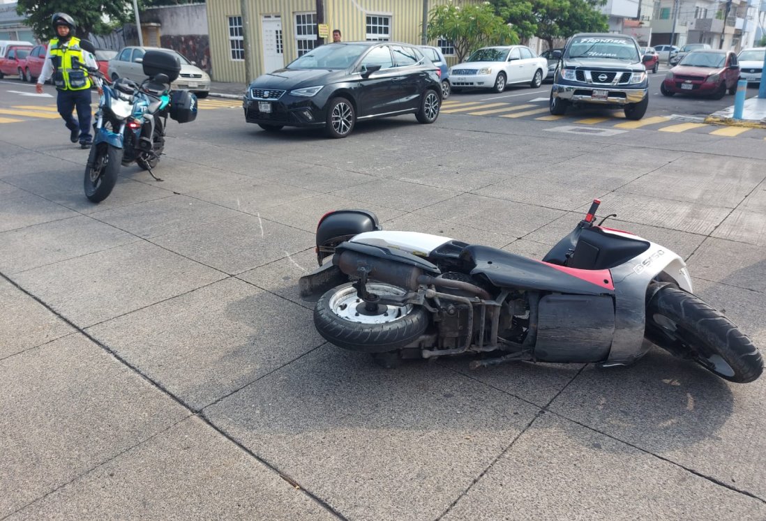 Motociclista herido tras ser impactado por automóvil en el fraccionamiento Flores Magón