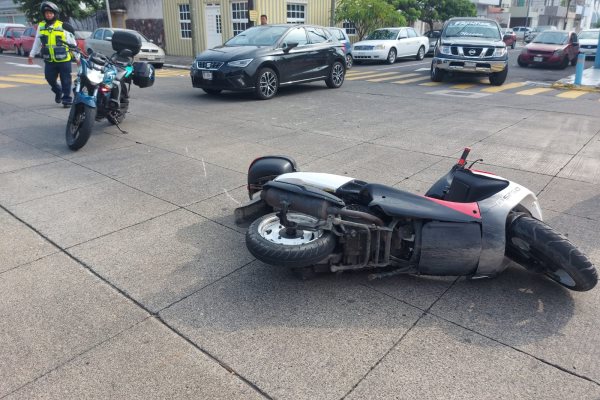 Motociclista herido tras ser impactado por automóvil en el fraccionamiento Flores Magón