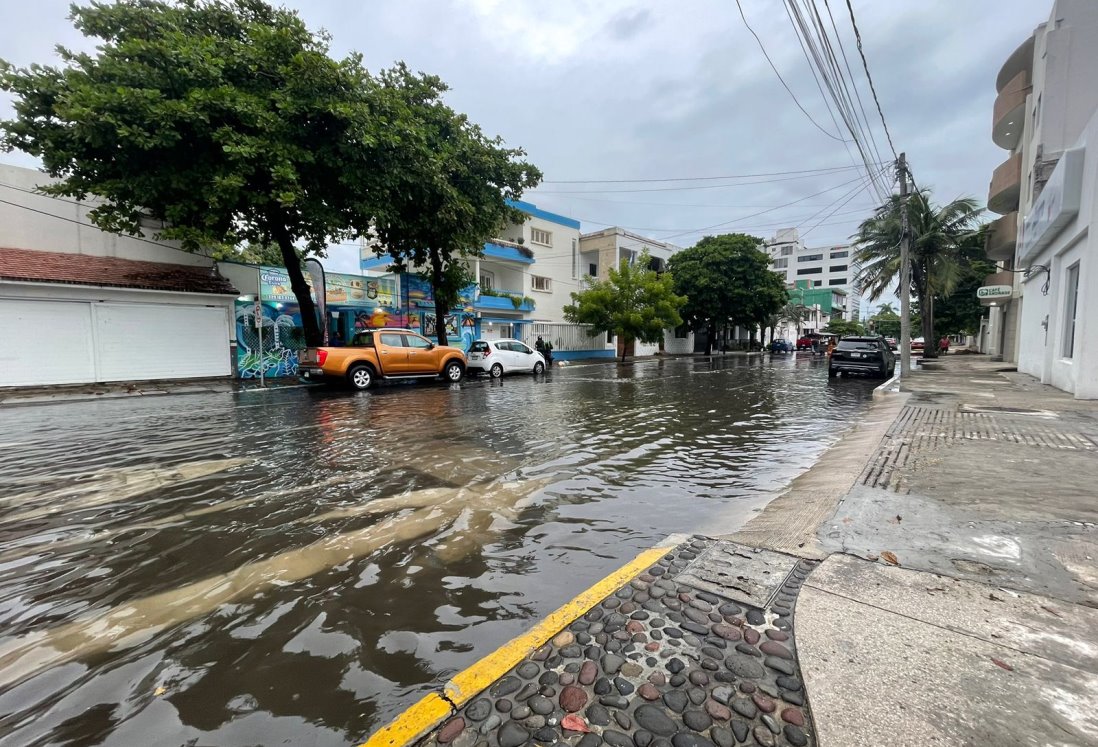 Tormenta provoca inundaciones en la avenida Valentín Gómez Farías en Veracruz