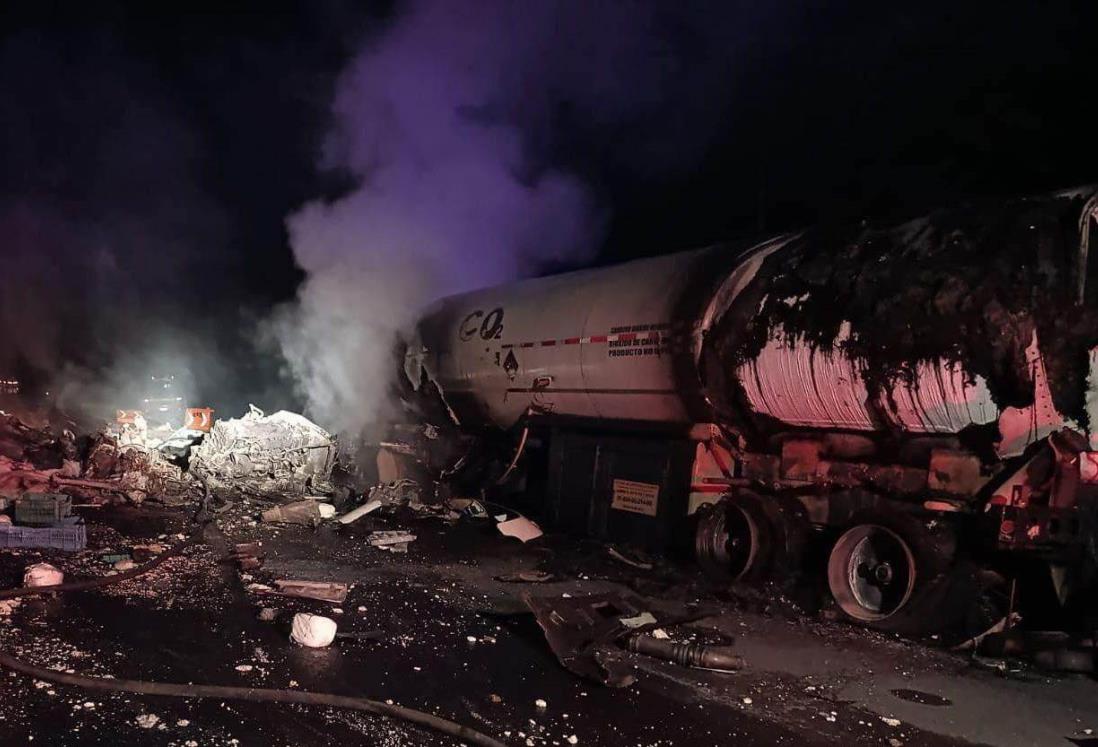 Trailers chocan al invadir carril en la autopista Isla-Acayucan; hay un muerto