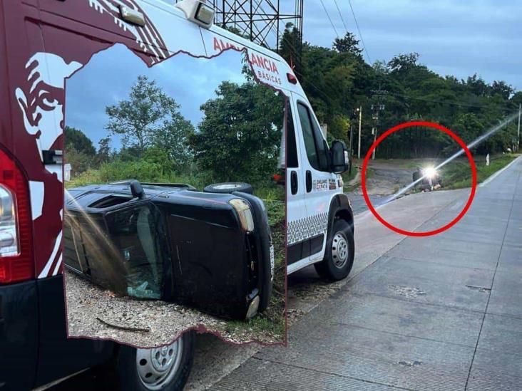 Camioneta termina volcada a un lado de la carretera Las Trancas-Coatepec