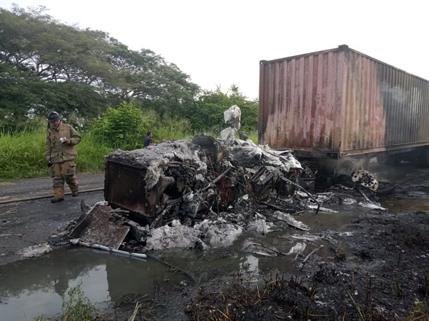 Se incendia contenedor tras choque en carretera Veracruz - Xalapa