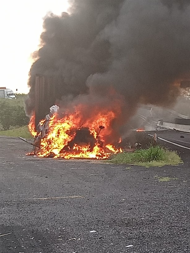 Se incendia contenedor tras choque en carretera Veracruz - Xalapa