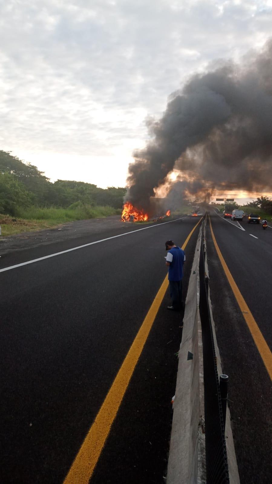 Se incendia contenedor tras choque en carretera Veracruz - Xalapa