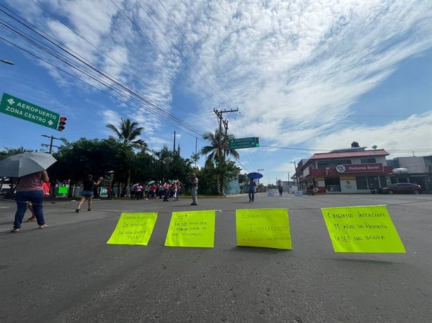 Escuela de Veracruz tiene 10 años sin intendente; padres de familia se manifiestan | VIDEO