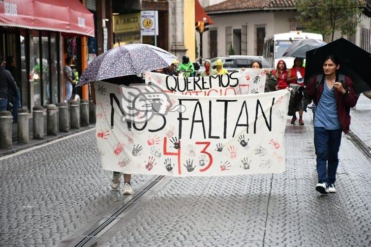 No olvidar: 10 años de Ayotzinapa; nos faltan 43, marchan en Xalapa