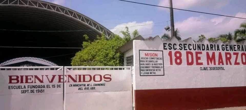 En secundaria de Nanchital, directora estaría imponiendo paquete de uniformes