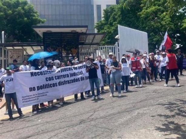 Trabajadores del poder judicial bloquean caseta de La Antigua en Veracruz