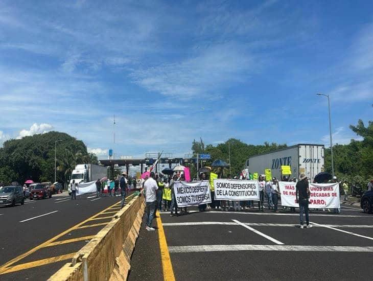 Trabajadores del poder judicial bloquean caseta de La Antigua en Veracruz