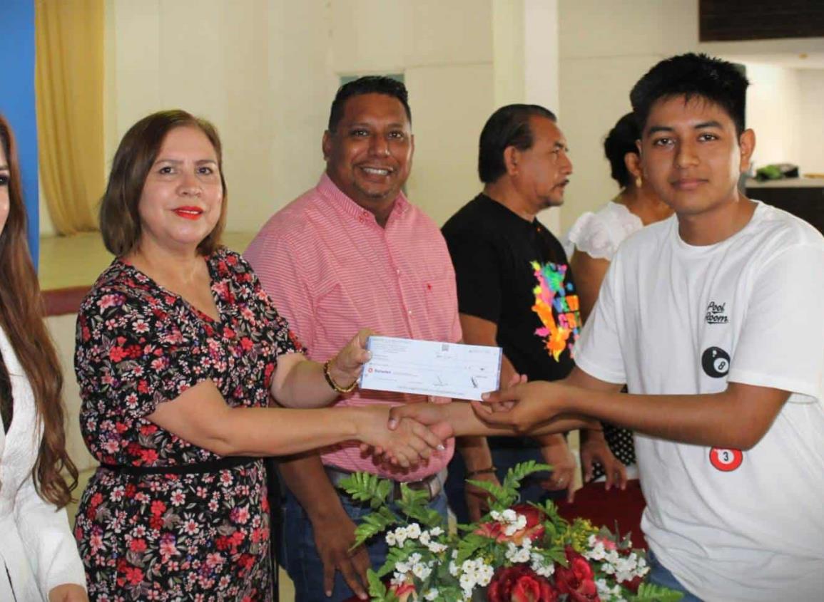 Reciben becas estudiantes de comunidades del norte de Veracruz