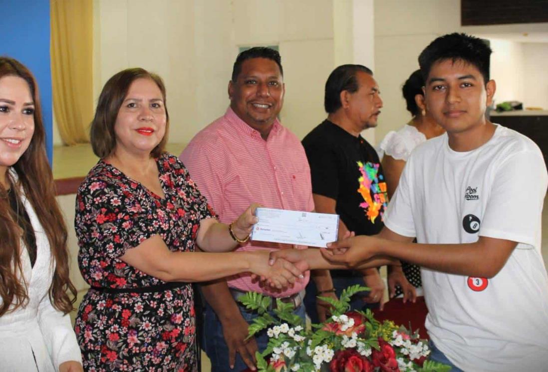 Reciben becas estudiantes de comunidades del norte de Veracruz