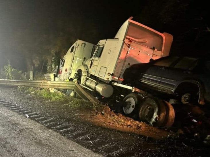 Se accidenta tráiler en la autopista La Tinaja-Cosamaloapan