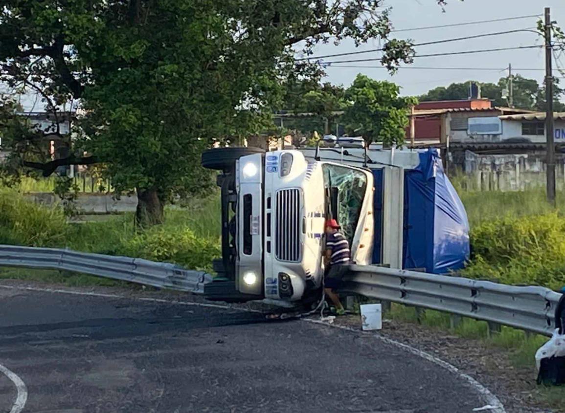 Vuelca tractocamión cerca del puente Capufe en la Cosoleacaque-Villahermosa