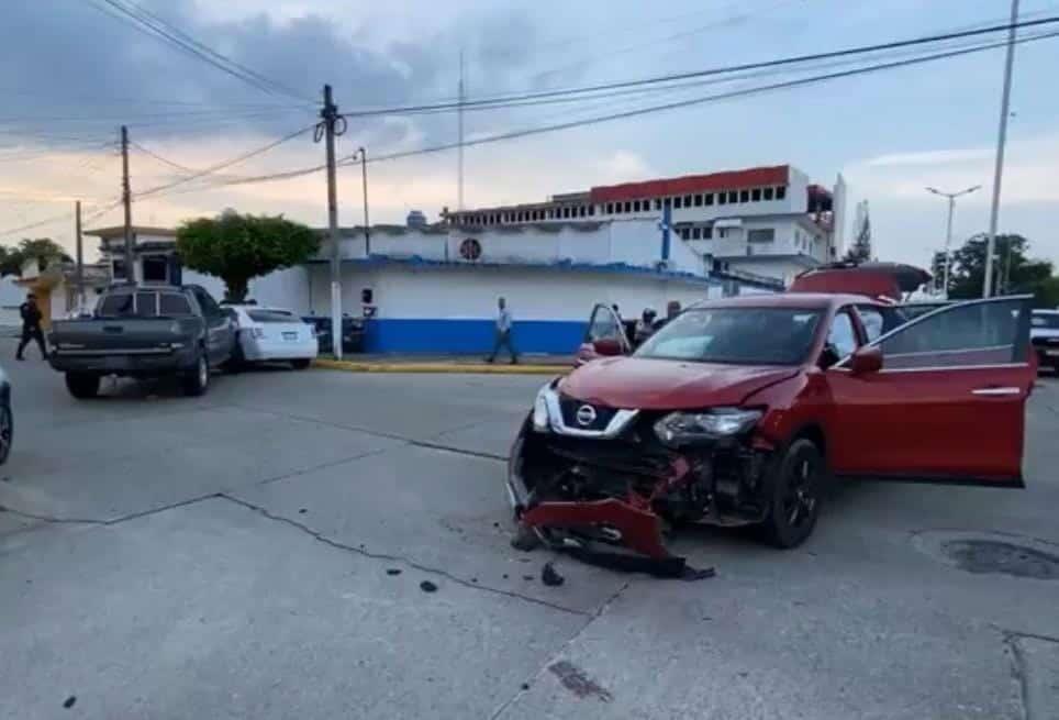 Se registra fuerte choque en la colonia Nueva Mina dejando severos daños materiales