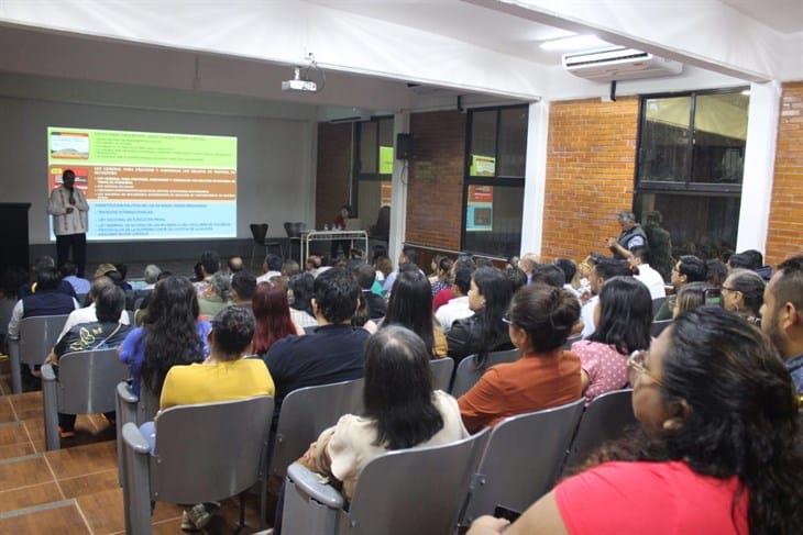 Magistrado realiza conferencia para universitarios sobre reforma judicial en Misantla 