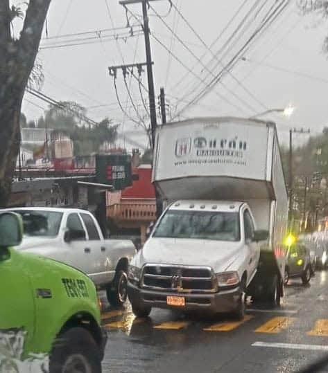 Camioneta colapsa en pleno tráfico y desata caos vial en Xalapa