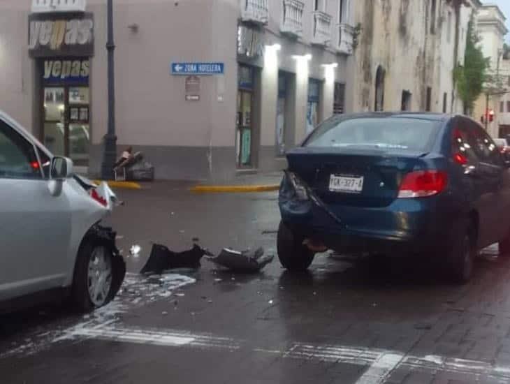 Automóviles chocan en calles del Centro Histórico de Veracruz