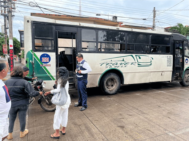 Autobús de pasajeros  provoca accidente con motociclistas en fraccionamiento Virginia de Boca del Río