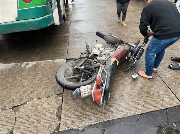 Autobús de pasajeros  provoca accidente con motociclistas en fraccionamiento Virginia de Boca del Río