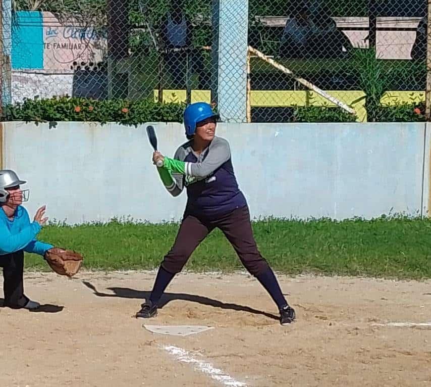 Bandidas a un triunfo de avanzar a la final del softbol de Novatas