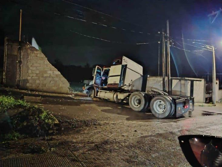 Tractocamión pierde control y choca contra barda en la carretera Las Trancas-Coatepec