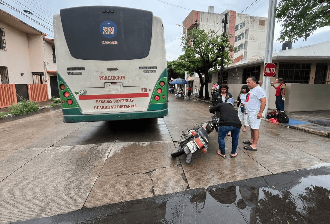 Autobús de pasajeros  provoca accidente con motociclistas en fraccionamiento Virginia de Boca del Río