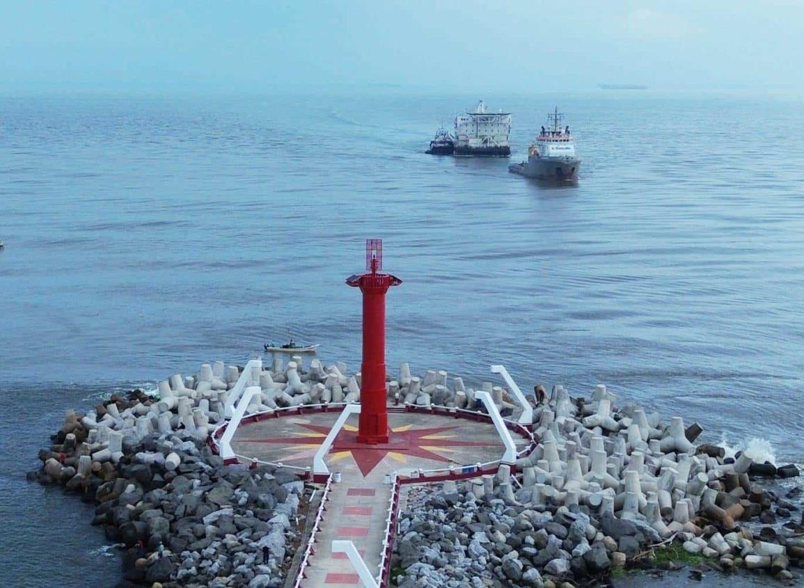 Remolcan barcaza encallada a muelle de permaducto; por este motivo será inspeccionado por buzos