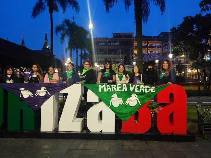 Pañuelazo en Orizaba: Colectivo Marea Verde Altas Montañas viste estatuas en apoyo al aborto legal y seguro