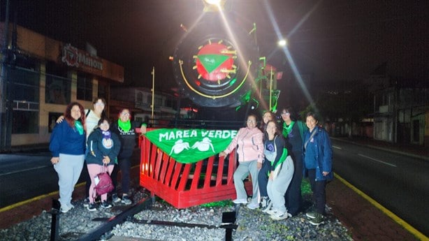 Pañuelazo en Orizaba: Colectivo Marea Verde Altas Montañas viste estatuas en apoyo al aborto legal y seguro