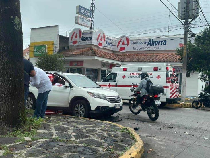 Choque de autos en Avenida Orizaba, en Xalapa, deja una joven herida