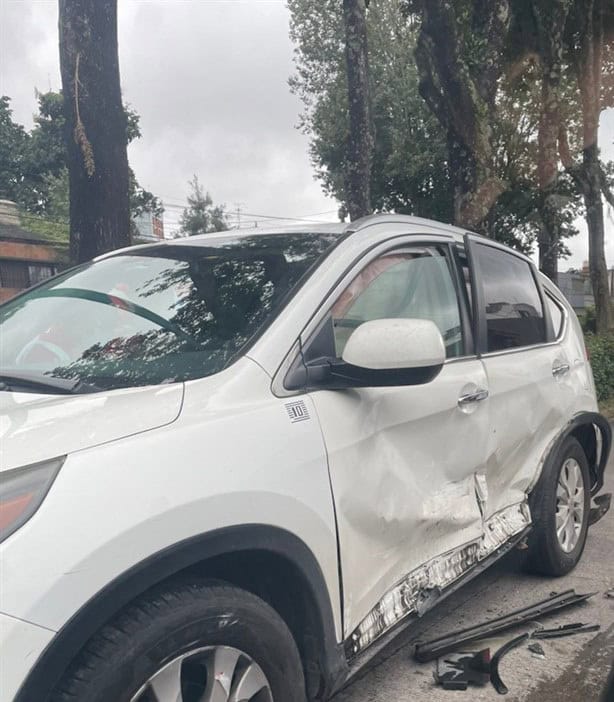 Choque de autos en Avenida Orizaba, en Xalapa, deja una joven herida