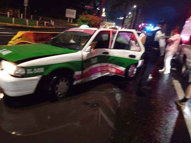 Poza de agua desencadena choque múltiple con lesionados en avenida en Xalapa