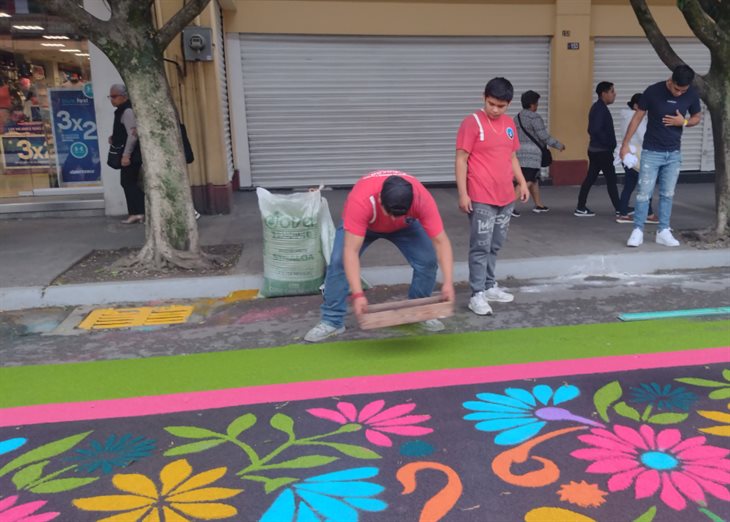 Comienzan a colocar tapetes de aserrín por fiesta de San Miguel Arcángel en Orizaba