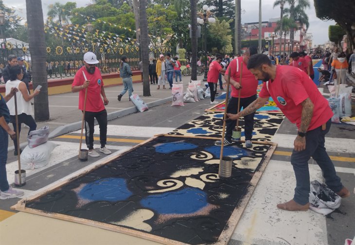 Comienzan a colocar tapetes de aserrín por fiesta de San Miguel Arcángel en Orizaba