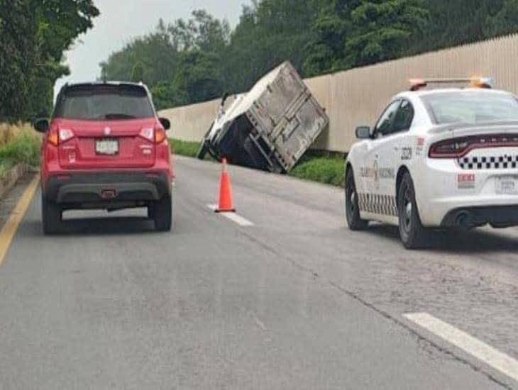 Camión de carga pesada cae en una cuneta y queda cerca de volcarse en carretera Veracruz - Xalapa