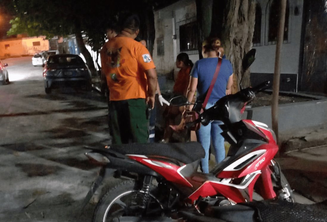 Tres mujeres lesionadas al derrapar en motocicleta por zanja abierta en Veracruz