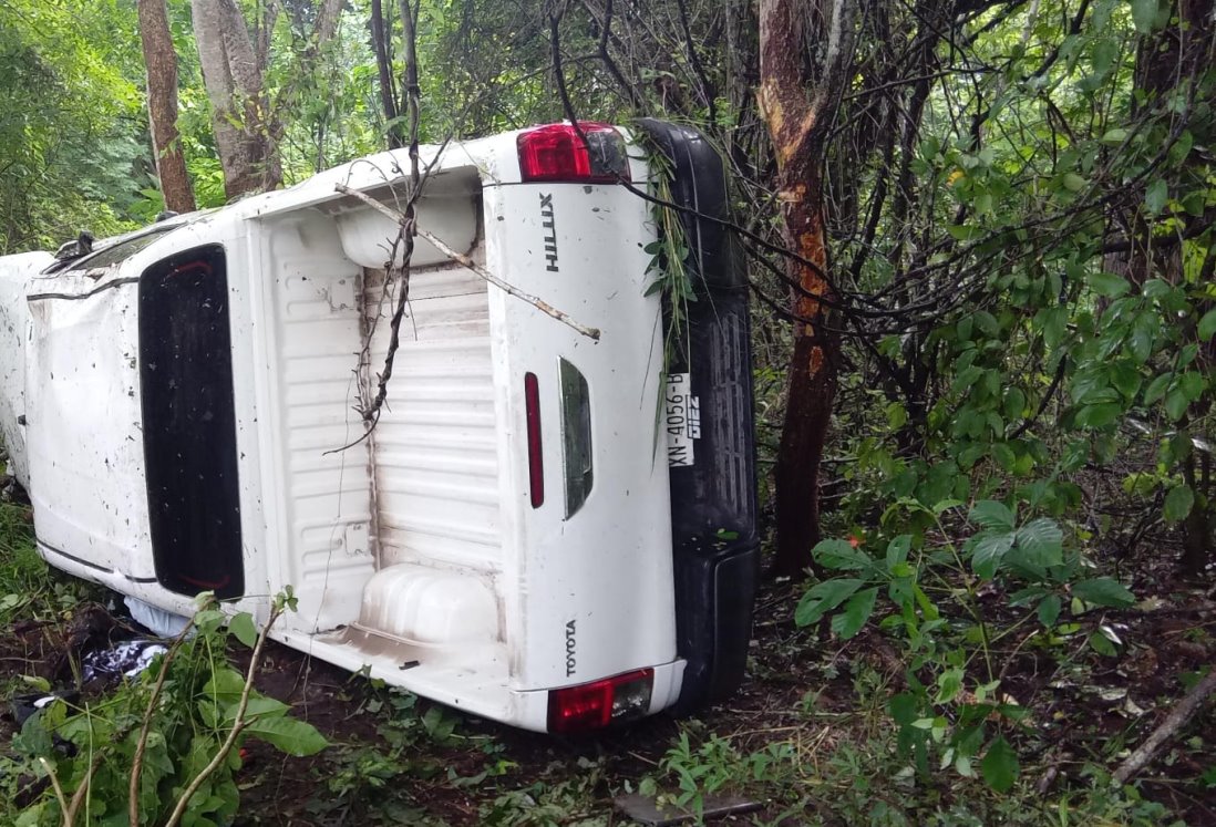 Camioneta vuelca en puente Estanzuela de Tierra Blanca