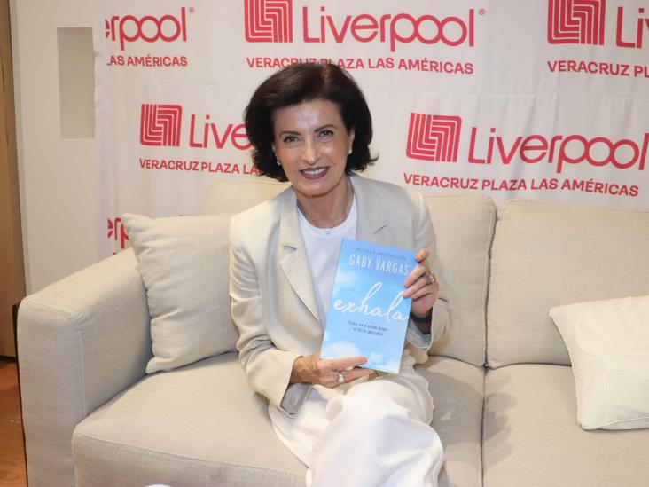 Gaby Vargas realiza firma de su libro ‘exhala’ , en Liverpool Plaza Américas