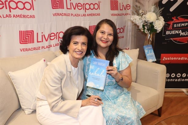 Gaby Vargas realiza firma de su libro ‘exhala’ , en Liverpool Plaza Américas