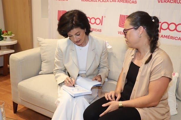 Gaby Vargas realiza firma de su libro ‘exhala’ , en Liverpool Plaza Américas