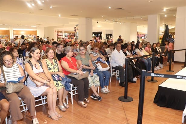 Gaby Vargas realiza firma de su libro ‘exhala’ , en Liverpool Plaza Américas