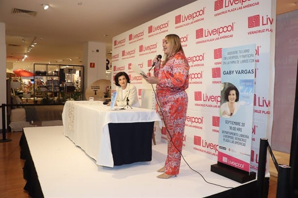 Gaby Vargas realiza firma de su libro ‘exhala’ , en Liverpool Plaza Américas