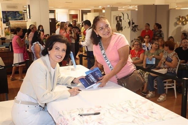 Gaby Vargas realiza firma de su libro ‘exhala’ , en Liverpool Plaza Américas