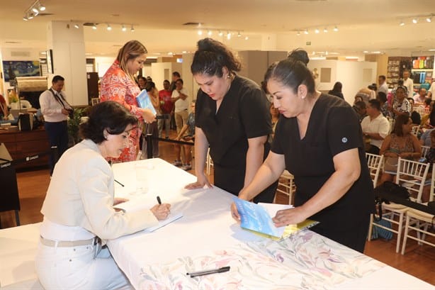 Gaby Vargas realiza firma de su libro ‘exhala’ , en Liverpool Plaza Américas