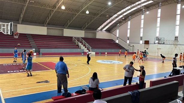 Complejo Deportivo Omega presenta goteras; hay inconformidad por suspensión de encuentros deportivos