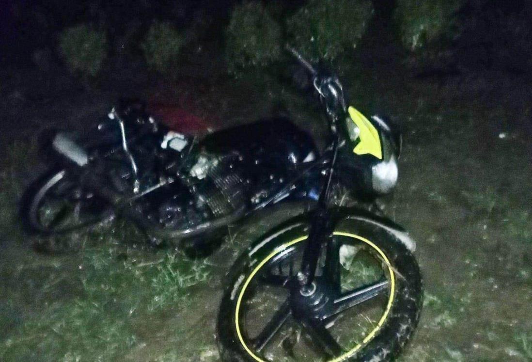 Menor de edad intenta cruzar un arroyo en motocicleta y desaparece arrastrado por la corriente