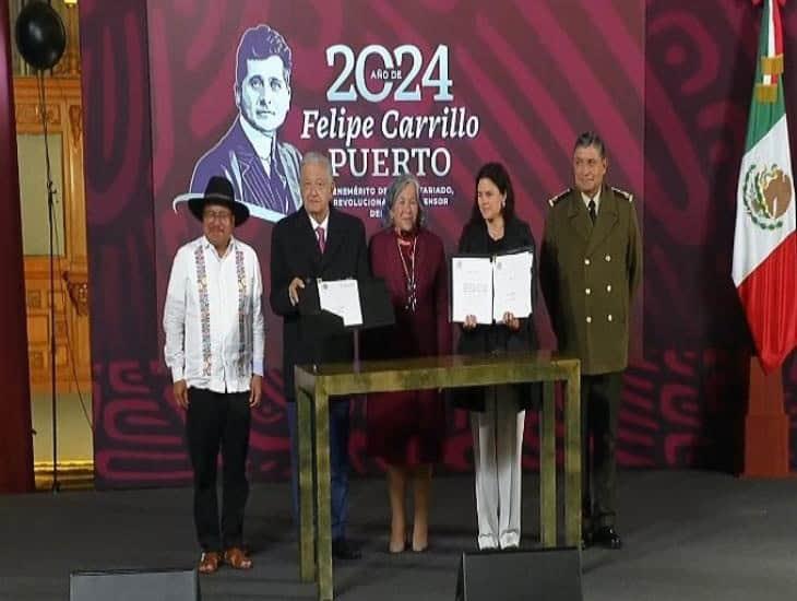 AMLO firma dos decretos en su última mañanera