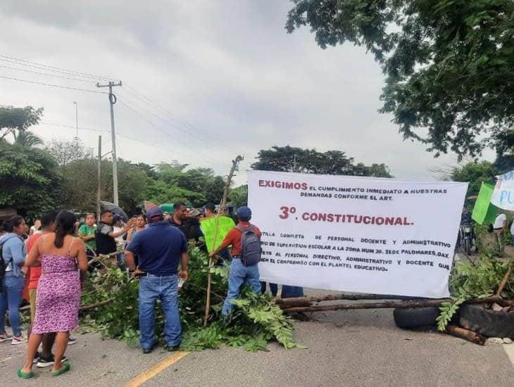 Padres de estudiantes toman carretera Transistmica 185; interrumpen el paso hacia Veracruz