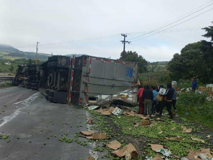 Rapiña de limón tras volcadura en autopista Orizaba-Puebla